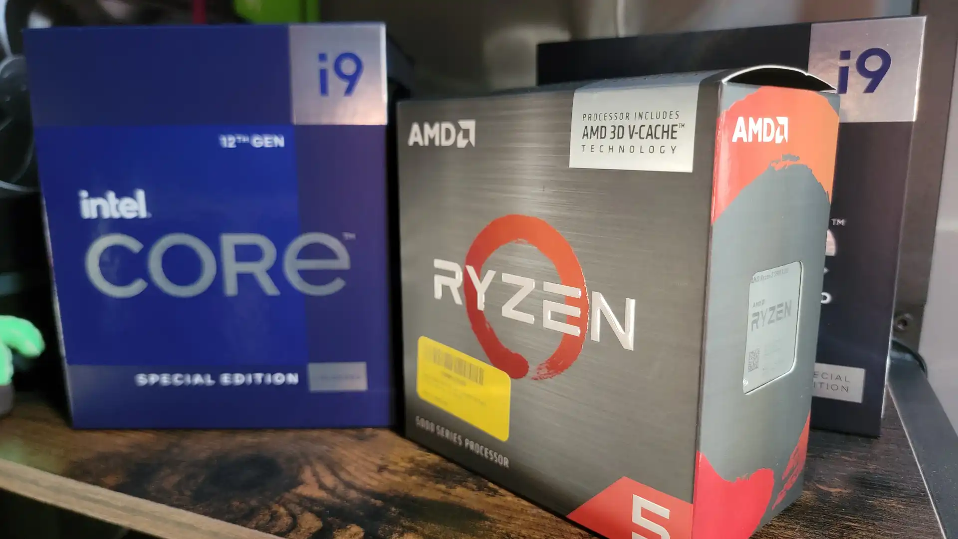 Cajas de procesadores Intel Core i9 y AMD Ryzen utilizadas como representación visual del análisis sobre las CPUs más confiables 2025 según Puget Systems